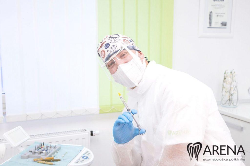 dr. Andija Bošnjak u operacijskoj sali.
