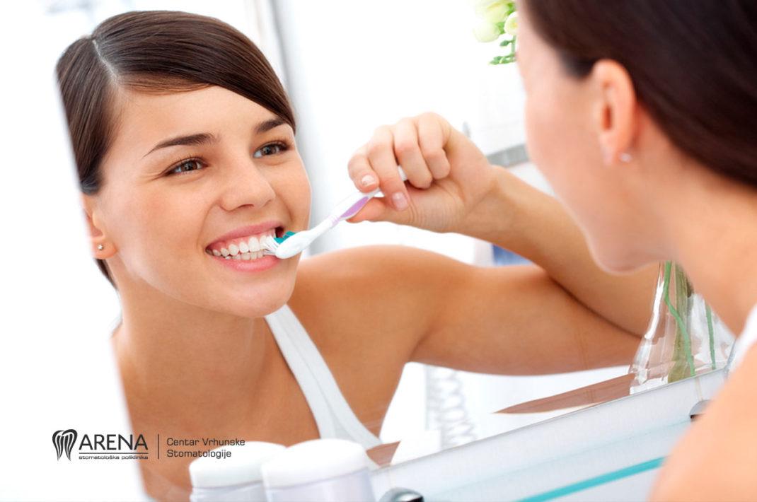 Žena pere zube.