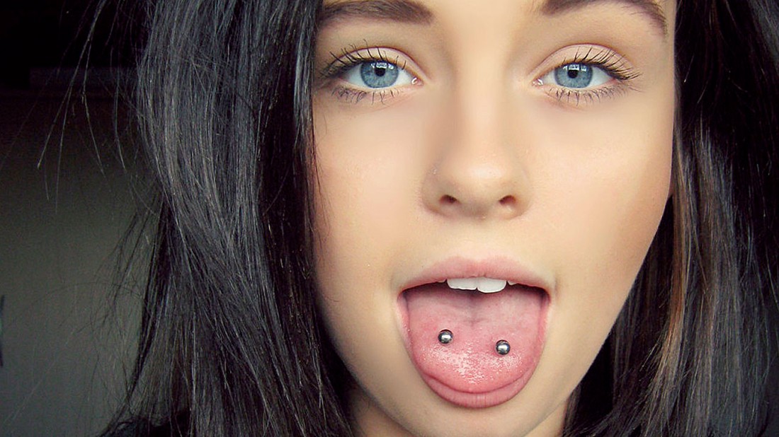 Dva piercinga na jeziku.