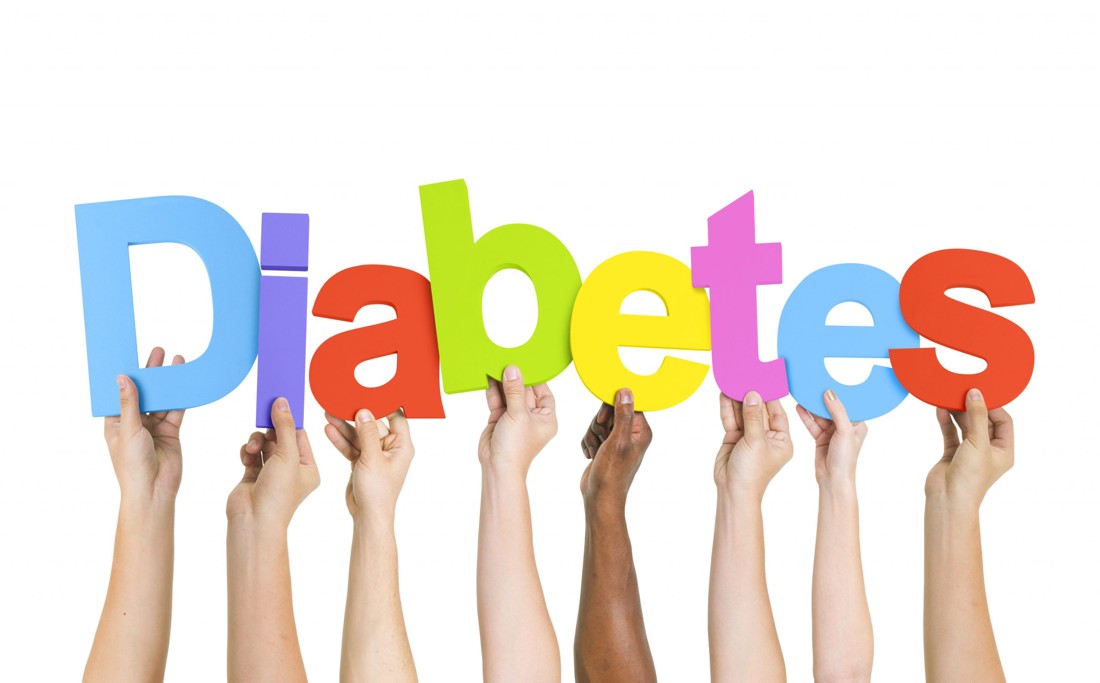 Ruke drže slova u zraku poredana u riječ diabetes.