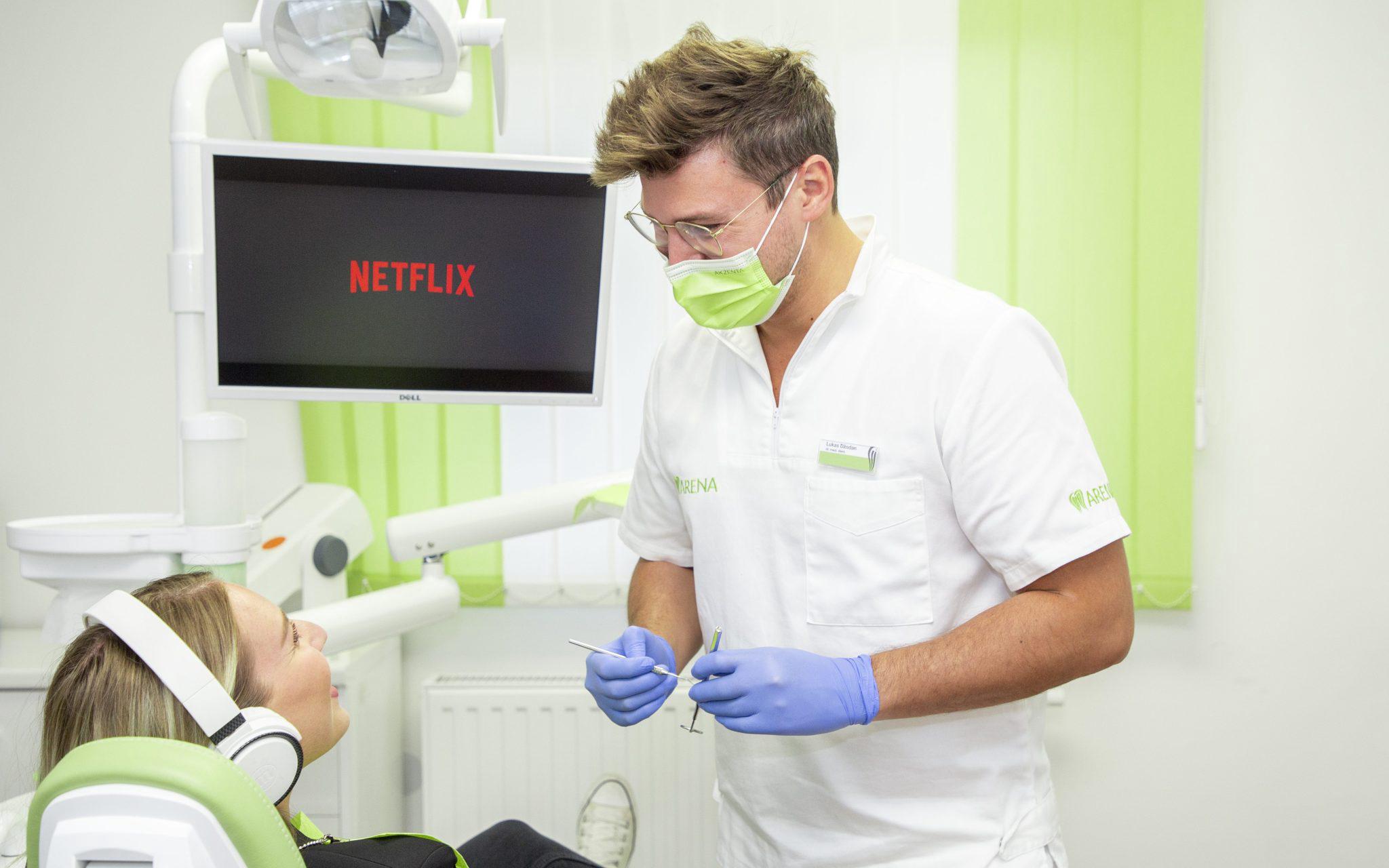 dr. Lukas Džodan opušta pacijenta s Netflix-om.
